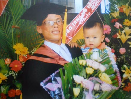 Tân bên con trai trong ngày vui trọng đại tốt nghiệp đại học Mỹ thuật.