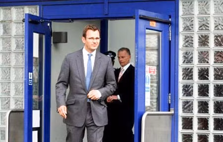 Sau 9 tiếng đồng hồ bị bắt giữ và thẩm vấn, Andy Coulson, cựu Giám đốc truyền thông của Thủ tướng Anh David Cameron đã được bảo lãnh.