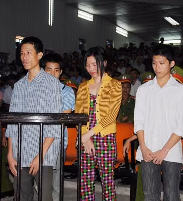 Các bị cáo có mặt tại tòa.
