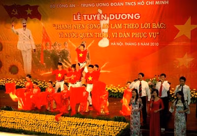 Một tiết mục văn nghệ chào mừng tại Lễ tuyên dương.
