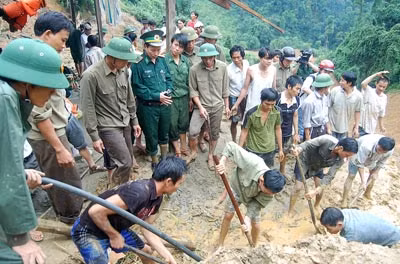 Một vụ sập hầm vàng ở nước Vin, huyện Nam Trà My dẫn đến 13 "phu vàng" bị chôn vùi.