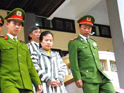 Lã Thị Kim Oanh bị Cảnh sát dẫn giải ra khỏi tòa án.