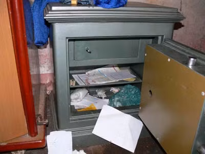 Chiếc két sắt bị mở có dấu vết máu.