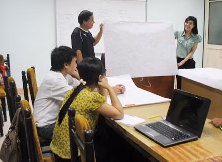 Các cặp đôi say sưa tham gia các trò chơi tại lớp.