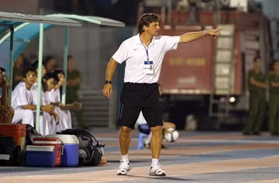 Những lần "vi hành V.League" có làm Falko Goetz hiểu hơn và đọc vị giỏi hơn về BĐVN? Ảnh: Quang Minh.