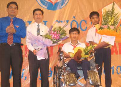 Bí thư TW Đoàn TNCS Hồ Chí Minh Nguyễn Đắc Vinh trao giải A duy nhất của cuộc thi cho tác giả Kim Sơn với tác phẩm "Hai cậu học trò - một đôi chân" viết về tình bạn cảm động của A Trâm và A Pyiưh.