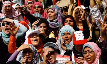 Phụ nữ biểu tình tại Quảng trường Tahrir nhằm biểu thị với thế giới về một sự sáo rỗng. Theo Báo cáo về giới toàn cầu (GGR) thuộc Diễn đàn kinh tế thế giới (WEF) thì qua đánh giá bình đẳng giới ở 134 quốc gia, Ai Cập đứng ở vị trí 125 vào năm 2010.