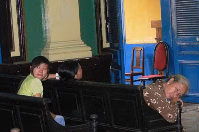 Cả gia đình bị cáo ngồi thẫn thờ sau phiên xử.