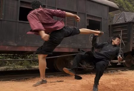 Johnny Trí Nguyễn (trái) trong phim "Dòng máu anh hùng".