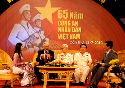Anh hùng LLVTND Nguyễn Duy Đảng, Đại tá Ngô Quang Hớn, nguyên Phó Ban Thường trực Ban an ninh Khu 9, nguyên Giám đốc Công an tỉnh Kiên Giang, Thiếu tướng Hồ Việt Lắm, Cục trưởng Cục An ninh Tây Nam Bộ tại buổi giao lưu.