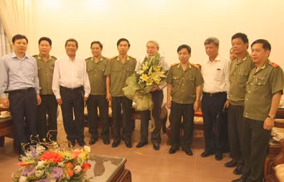 Bộ trưởng Bộ KH - CN Hoàng Văn Phong, Thứ trưởng Bộ Công an Đặng Văn Hiếu cùng các đại biểu tại buổi làm việc. Ảnh V. Hưng.