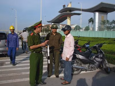 Lực lượng Công an giữ gìn ANTT, an toàn giao thông tại KCN Thăng Long.
