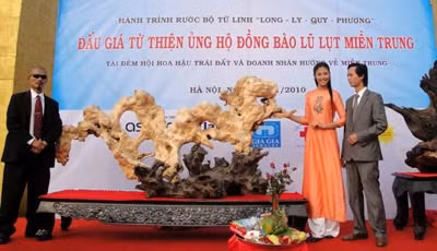 Ông Võ Ngọc Hà, Hoa hậu Áo dài và ông Nguyễn Trung Thành của Công ty ASEAN C&C trước bộ Tứ linh.