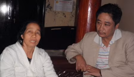 Nghệ sĩ Thanh Tùng trò truyện với cô Hoàng Thị Yên.