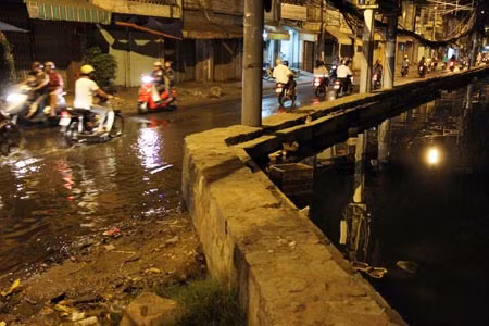 Bờ đê bao ngăn nước (ngập triều tháng 3 vừa qua) từ con kênh Tàu Hủ tràn vào đường Bến Bình Đông P.14, Q.8 (mực nước bên ngoài kênh cao hơn mặt đường gần 1 mét).
