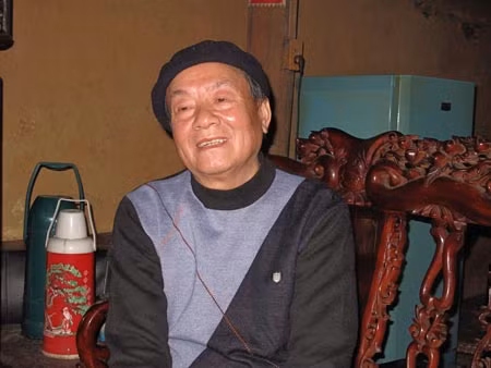 Ông Hùng Đình Quý đang kể chuyện về cột đá.
