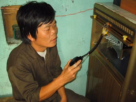 Hàng ngày Nguyễn Văn Mỵ vẫn túc trực bên bộ đàm gia đình để hướng dẫn ngư dân trên biển.