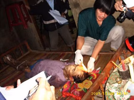 Khám nghiệm tử thi ông Lê Minh.