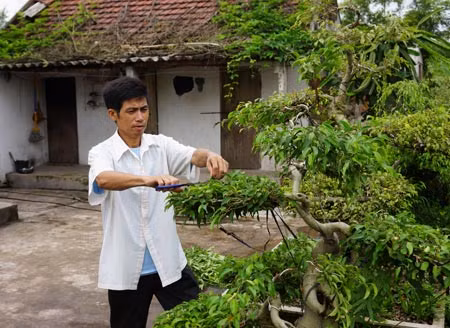 Anh Nam hiện có thể làm những công việc nhẹ nhàng.