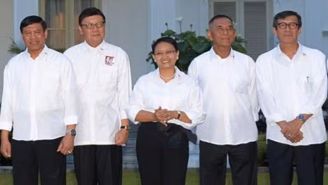 Ngoại trưởng R. Marsudi (giữa) cùng các tân Bộ trưởng trong lễ ra mắt nội các mới.