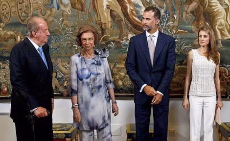 Vua Juan Carlos I, Hoàng hậu Sofía cùng vợ chồng Hoàng tử Felipe.