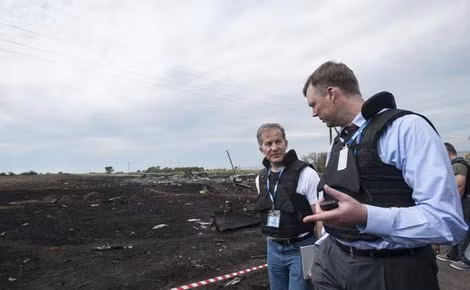 Các quan sát viên OSCE tại hiện trường vụ máy bay MH17 rơi ở Ukraine. Nguồn: AP.