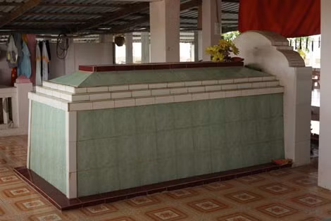 Ngôi mộ vẫn còn nguyên hài cốt Bà.