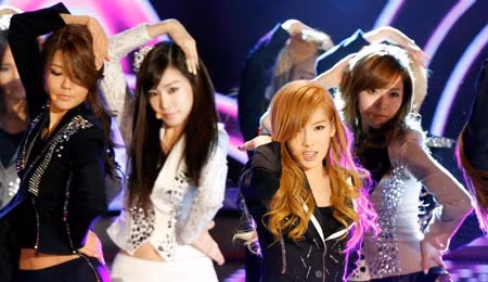 Các nghệ sĩ trong ban nhạc Girls Generation biểu diễn ở Seoul.