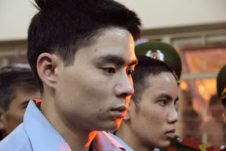 Bị cáo Lê Văn Luyện toát mồ hôi khi nghe tòa tuyên án.