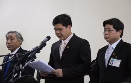 16h20, Thẩm phán Thân Quốc Hùng, chủ tọa phiên toà, thay mặt HĐXX đọc bản án.