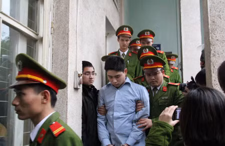 15h20, Lê Văn Luyện được đưa vào phòng xử để nghe tuyên án.