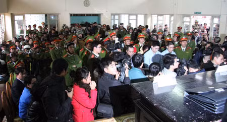 Bị cáo Lê Văn Luyện trong vòng vây của báo chí.