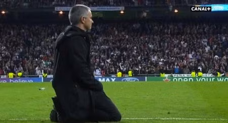 Mourinho: Lần quỳ gối rất… đời.