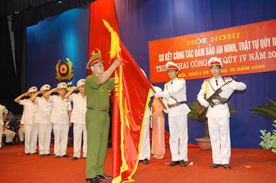 Thứ Trưởng Bộ Công an Lê Thế Tiệm gắn Huân chương chiến công hạng Ba lên cờ truyền thống của Đội Cảnh sát Điều tra tội phạm về ma túy - Công an quận Hai Bà Trưng.
