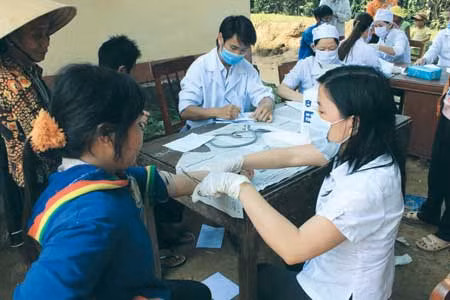 Ngành Y tế cơ sở tổ chức lấy máu để xét nghiệm chữa trị bệnh lạ cho người dân Ba Điền.