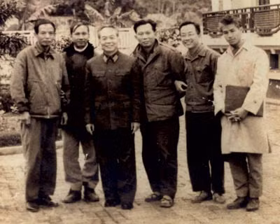 Đại tướng Võ Nguyên Giáp chụp ảnh kỷ niệm cùng các văn nghệ sĩ (28/1/1973). Ngoài cùng bên phải là tác giả bài viết.
