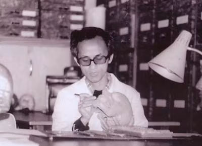Thực tập sinh Nguyễn Lân Cường với phương pháp "Phục chế lại mặt theo xương sọ" tại Viện Hàn lâm CHDC Đức ở Berlin năm 1980.