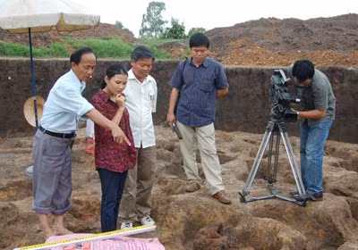 PGS.TS Nguyễn Lân Cường (ngoài cùng bên trái) trong một chuyến khảo cổ.