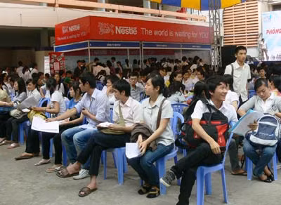 Rất đông sinh viên các trường CĐ-ĐH tham gia ngày hội "Phỏng vấn thử - Thành công thật" diễn ra ngày 11/12 tại Nhà văn hóa Thanh niên.