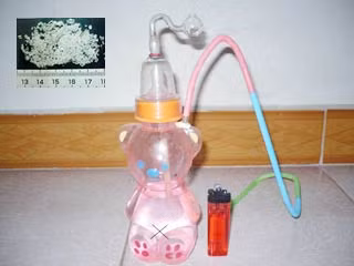 Bình "đập đá" do dân chơi tự chế và chiếc bật lửa gas dùng để đốt "đá".
