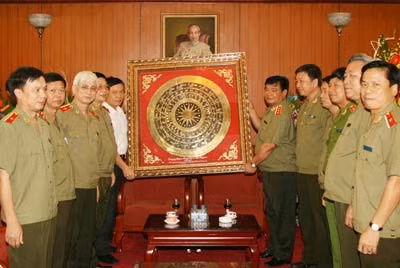 Thượng tướng Nguyễn Khánh Toàn chúc mừng Ban Tuyên giáo Trung ương.