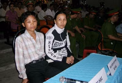 Hào Anh và mẹ tại phiên tòa sáng nay (29/6).