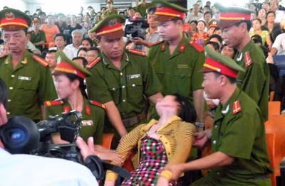 Mã Ngọc Thơm, người đàn bàn có những ngày tháng dài hành hạ tàn nhẫn cháu Hào Anh và giờ đây tại phiên tòa, Thơm đã ngất xỉu.