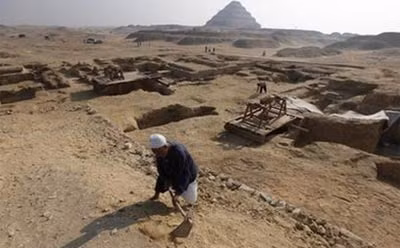 Một công nhân làm việc tại khu nghĩa trang gần kim tự tháp của vua Djoser. Đây là nơi các nhà khảo cổ tìm thấy ngôi mộ đôi có niên đại 4.300 năm.