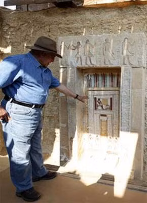 Zahi Hawass, Tổng thư ký Hội đồng cổ vật tối cao Ai Cập, chỉ cho phóng viên xem một cánh cửa giả trong ngôi mộ.
