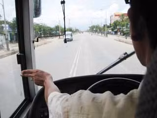 Đây là ký hiệu: “Cẩn thận nhé, CSGT bắn tốc độ đó”.