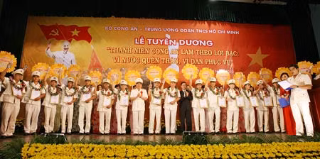 Lễ tuyên dương Thanh niên Công an làm theo lời Bác: “Vì nước quên thân, vì dân phục vụ”.