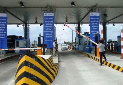 Những chiếc xe đầu tiên qua trạm thu phí giao thông không dừng liên trạm.