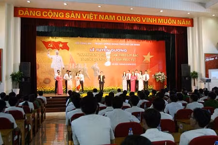 Chương trình văn nghệ tại lễ tuyên dương.