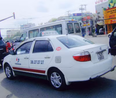 Một taxi "nhái" y chang xe của hãng Vinasun, bị phát hiện trên đường.